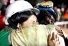 El minero Osmán Araya abraza a su esposa al salir rescatado.