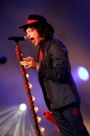 Fue entonces cuando Enrique Bunbury habló por primera vez a los laguneros al decirles: 'Torreón, muchas gracias, es un verdadero placer estar de nuevo con ustedes. Vamos a cantar algo de mi disco Las Consecuencias y temas de siempre... los vamos a llevar por un viaje a través de los discos viejos y el nuevo. Acompáñenme en esta misión'.