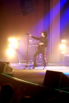 Tras interpretar Las Consecuencias, se escucharon los acordes de Ella me Dijo que No, que a pesar de ser un tema nuevo, los seguidores de Bunbury conocen a la perfección.