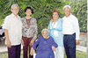 17102010 Antonia Carrillo Soto viuda de Ramírez, en compañía de sus hijos Juana Catalina, Rafael, Ana María, y Toño Ramírez el día que fue festejada por su cumpleaños.