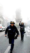 Nuevos brotes de violencia estallaron en Lyon, donde la policía intentaba la captura de jóvenes implicados en desmanes y saqueos. Los jóvenes volcaron un vehículo y lanzaron botellas.