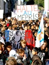 Un grupo de estudiantes levantó barricadas en una escuela secundaria en París y tenían previsto sumarse a las protestas nacionales convocadas para este jueves contra una reforma que Sarkozy considera crucial para su presidencia.