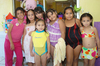 24102010 Gabriela Venegas Chávez rodeada de amigas y primitas en su piñata de siete años de edad.