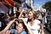 Con cánticos, banderas, carteles y flores, los simpatizantes de quien gobernó Argentina entre 2003 y 2007 se concentraron en el principal paseo público de la capital para manifestar también su apoyo a la esposa y sucesora de Kirchner, la presidenta Cristina Fernández.