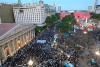 Centenares de personas empezaron a llegar a la plaza, en forma silenciosa. Varios de ellos portaban banderas argentinas, en homenaje a Kirchner o en apoyo al gobierno de Fernández.
