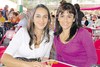 04112010 Fabiola Ibarra y Mariel Martínez fueron captadas recientemente en una kermés de colegio.