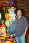06112010 Max Fernández junto a su papá Víctor el día que celebró su quinto cumpleaños con una piñata.