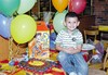 07112010 Max Fernández el día que celebró su quinto cumpleaños con una divertida piñata.