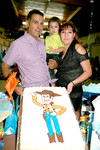 12112010 El pequeño Carlos con sus papás Edmundo y Tania, durante su fiesta de cumpleaños.