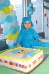 14112010 El pequeño Axel apagó su primera velita de cumpleaños.