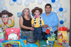 17112010 Santiago Alba Navarrete en su segundo cumpleaños junto a sus papás Jacqueline Navarrete Jáuregui y Joel Luis Alba.