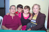 18112010 José Ángel y Ludivina Iza Leal junto a sus abuelitas Navi de Itza y Leticia de Leal el día que celebraron nueve y ocho años de vida.