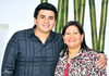 19112010 Muy contenta lució Rosario Espinoza de Chávez junto a su hijo Ramiro Chávez Espinoza en su festejo de cumpleaños.