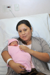 27112010 Regina Lee González con su mamá Dora Angélica González y  su hermanita Stephanie.