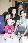 28112010 Óscar e Isela de López festejaron el primer año de su pequeña Romina; rodeada también de sus hermanas Cecy y Cristina.