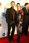 Paola Saad y Alejandro Maldonado durante la alfombra roja en la apertura del gimnasio Hard Candy Fitness.