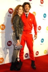 Grandes personalidades desfilaron por la alfombra roja, como el DJ Paul Oakenfold que acompañó a la Reina del Pop en una clase de baile.