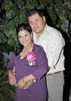 03122010 Lorena Pérez Sandoval y su esposo Raúl Cárdenas Calvillo el día que fue homenajeada con una agradable fiesta de canastilla.