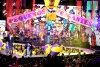 Para celebrar este gesto de solidaridad, un grupo de cadetes extendieron la bandera de México a lo largo y ancho de la sala del Auditorio Nacional, por encima del público, al tiempo que caía una lluvia de confeti y globos de color amarillo y morado.