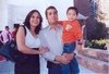 05122010 En familia: Luciana Valdemar González Talamantes acompañada por sus papás; Sr. Valdemar González Herrera y Sra. Paulina S. Talamantes de González.