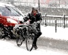 Muchos viajeros por Europa sufrieron el jueves atascos de tránsito en las calles cubiertas de nieve blanda y el gobierno de Escocia incluso llamó al ejército para que limpiara la nieve de las calles.