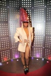 La figura del museo de Londres también cuenta con un sombrero en forma de teléfono creado por Philip Treacy.