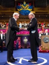 El escritor peruano Mario Vargas Llosa recibió hoy de manos del rey Carlos Gustavo de Suecia la medalla y el diploma que le acreditan como Premio Nobel de Literatura 2010.