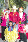11122010 Elany Constanza Esquivel Silos el día de su piñata junto a sus abuelitos Mary Macías de Silos y Humberto Silos, y su primo Beto Silos.