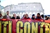 La Policía y los manifestantes que protestan contra el Gobierno de Silvio Berlusconi protagonizaron hoy duros enfrentamientos ante el Senado, las plazas Venecia y del Popolo y en la céntrica vía del Corso.