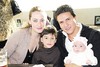 12122010 Ana y Marco Antonio con sus gemelitos Leonardo y Ana Isabel el día que celebraron con una agradable reunión a Marco Antonio Morán.