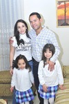 12122010 Sandra y Pedro Alberto con sus hijas Natalia y Marissa en reciente festejo.