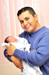 25122010 Óscar Mauricio Valdés con su pequeño hijo.