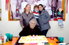 25122010 Rosalinda, Emiliano y Belinda junto a la abuelita Catalina en su cumpleaños.