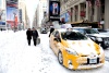 Miles de neoyorquinos y turistas quedaron hoy atrapados en casas, aeropuertos y hasta trenes a causa de una gran nevada.