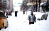 Miles de neoyorquinos y turistas quedaron hoy atrapados en casas, aeropuertos y hasta trenes a causa de una gran nevada.