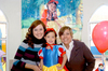 31122010 La pequeña Andrea Sofía Hernández Molina, acompañada de Ileana Molina Arias y Celina Arias Cossío, en la reciente fiesta de cumpleaños en su honor.