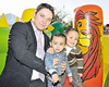 Jorge Garza con los niños Santiago Garza y Leonardo González.
