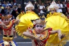 Bailarinas balinesas participan en un desfile para celebrandor la llegada del Año Nuevo en Denpasar, Bali, Indonesia.
