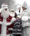 Una pareja disfrazada de 'Padre Helado' y su nieta participan en un desfile por el Año Nuevo en Biskek, Kirguizistán. El Padre Helado es el equivalente a Papa Noel en la cultura eslava.