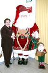 04012011 Coco Rosas Villarreal junto a Santa Claus.