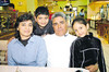 09012011 Raúl Vega acompañado por su familia.