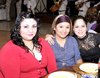 12012011 Alican, Karina Juárez y Mayra Enríquez, disfrutaron de una amena tarde.
