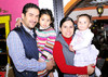 13012011 Víctor Estrada y América Rangel en compañía de sus niñas Natalia y Victoria Estrada Rangel.