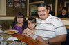 14012011  Olivares con sus hijas Paula y María Fernanda.