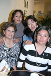 20012011 Sánchez, Oralia Castañeda, Sandra y Nora festejaron a Adriana con motivo de su cumpleaños.