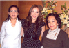 22012011  a la futura novia, su mamá Dra. Noemí Zeron de Campos y su abuelita señora  Noemí Carral Robles, quienes lucieron como anfitrionas.