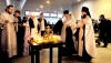 Clérigos ortodoxos encienden velas en el lugar de la explosión en el aeropuerto Domodedovo de Moscú.
