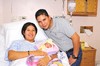 31012011 Hugo y Carolina Velázquez de Herrera con su bebé Emiliano.