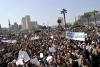 En medio de severas medidas de seguridad, miles de egipcios caminan hacia la Plaza y se concentran en los alrededores para alcanzar el millón de asistentes.
