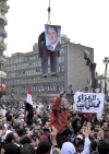 Cualquier caseta o lugar elevado sirve para enardecer a las masas y lanzar un mensaje unívoco, al margen de ideologías o credos: 'Que se vaya Mubarak'.